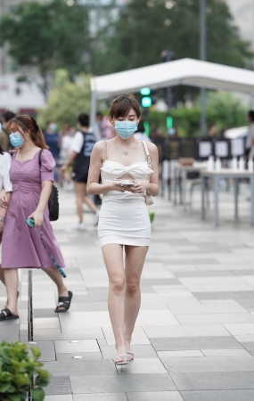 漂亮的白色吊带包臀裙美女
