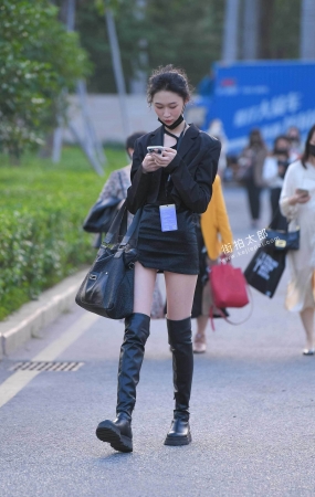 短裙皮靴长腿美女 21-10-26-69P