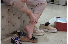 4K – 白里透红玉足妹子鞋店试鞋 [2.22 GB/MP4]