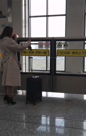 地铁上的黑短靴丝袜美少妇