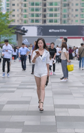 白白嫩嫩的美腿美眉