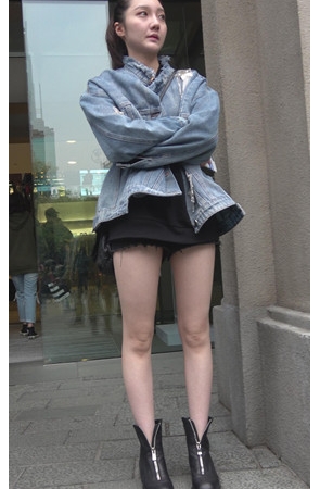 漂亮的黑色热裤白腿美女