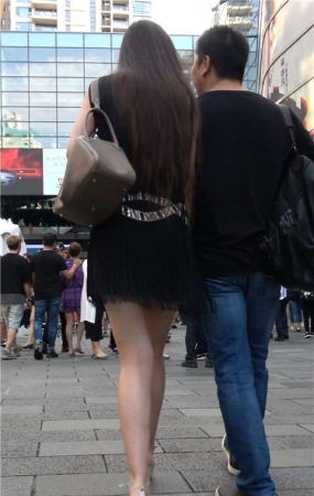 性感高挑身材连衣裙长发街拍美女