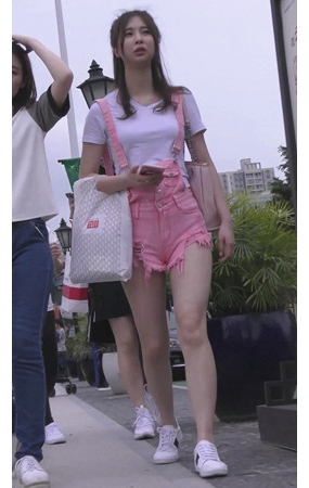 漂亮的粉裤背带美女