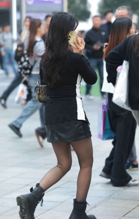 街拍黑丝少妇