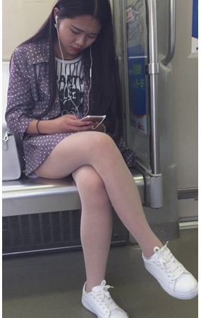 地铁上听歌的肉丝妹子