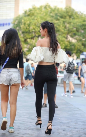 苗条美女跟闺蜜
