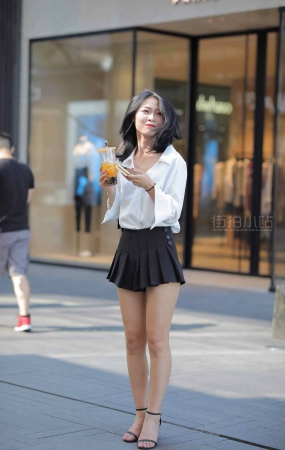 街拍白色雪纺衫，百褶短裙性感美女