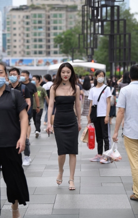 黑色吊带裙美女