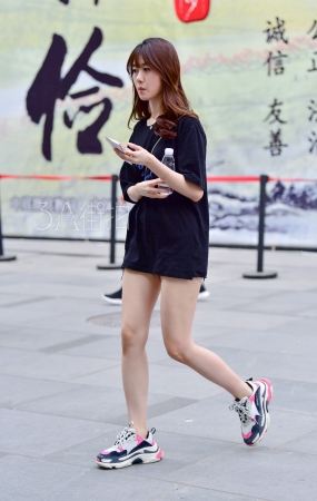 婴儿肥热裤裸腿美眉-15P
