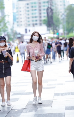 漂亮的白色热裤小姐姐