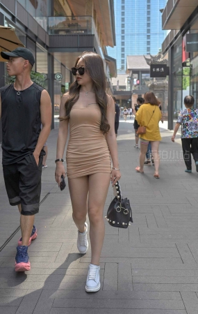 街拍性感抹胸短裙性感美女