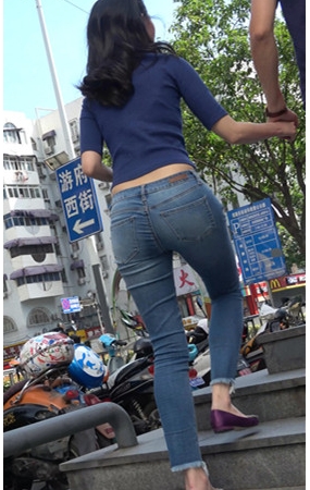 牛仔紧身裤蓝衣美女