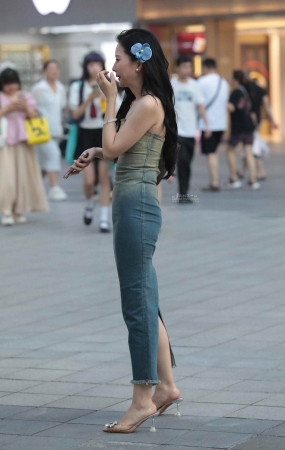 漂亮高跟街拍少妇