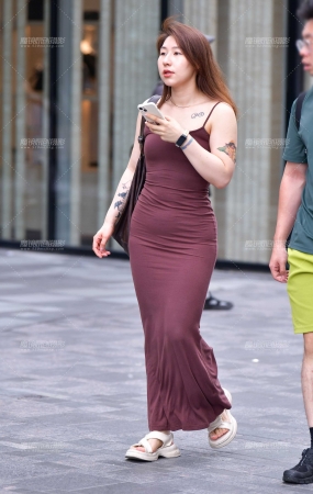 绛紫长裙美女