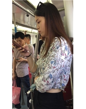 地铁上拍摄美腿美女，颜值逆天的高。
