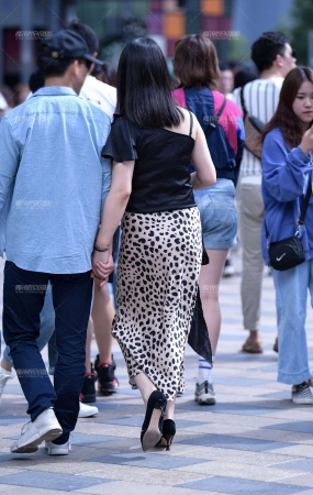 第1606篇性感豹纹裙迷人