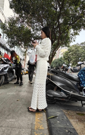 白色连衣裙玉足