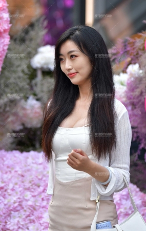 甜美短裙美女