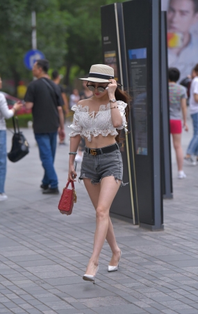 长发墨镜妹子