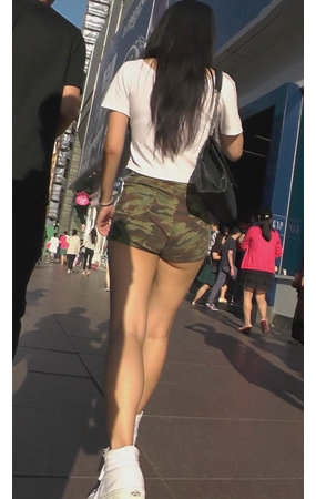 迷彩短裤妹子
