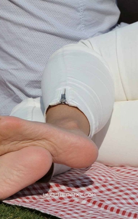 街拍气质优雅的白裤贵妇