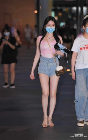 热裤大长腿 21-08-06-38