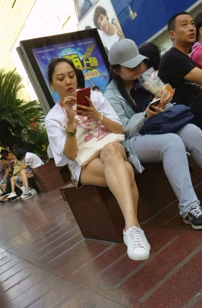 白色T恤白皙美女