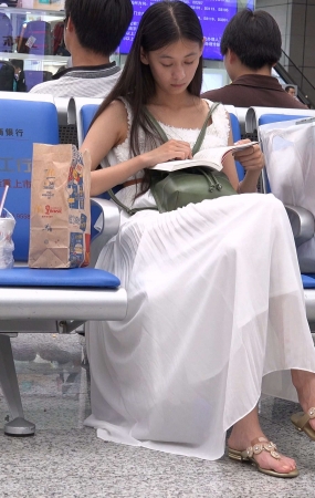 候车时也认真学习的美女