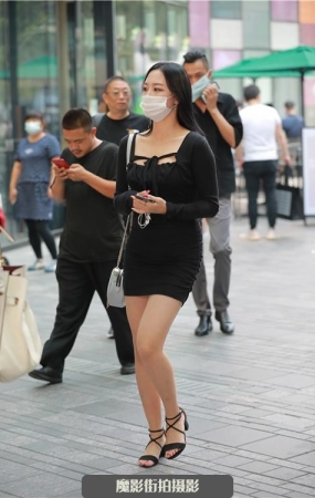 【街拍高清无水印视频+图片】一袭黑色连衣裙,怎一个美字了得