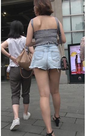 逛街的热裤妹子