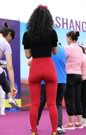 红色紧身裤