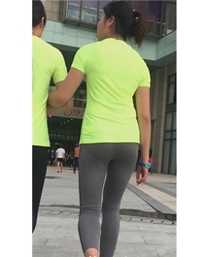 街拍紧身圆臀运动裤美女姐妹一起牵手逛街 [776 MB]