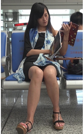 看书的妹子