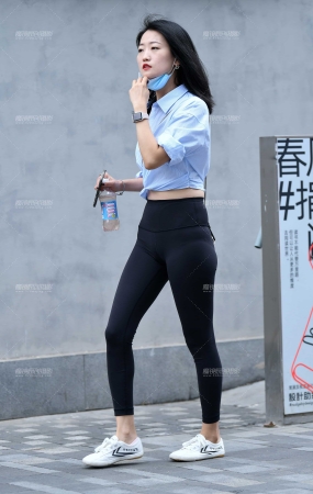 匆忙紧身裤美女