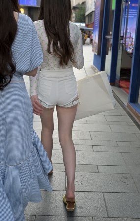 白色热裤小妹