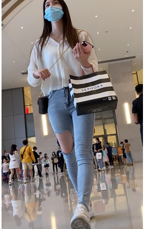 漂亮的蓝色牛仔裤美女