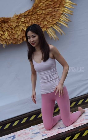 粉色瑜伽裤美女姐姐