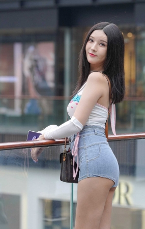 热裤美眉