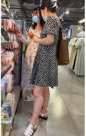 购物的小姐姐