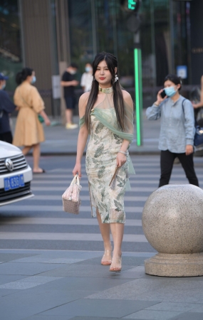 国泰民安的长相温婉动人