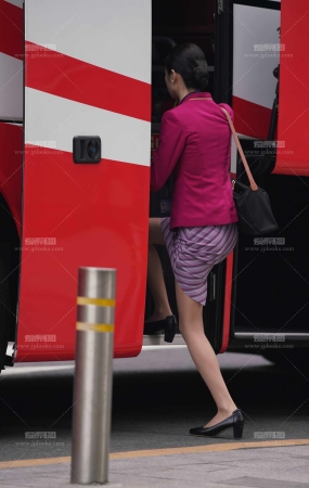 2025最新空姐街拍-深入内部拍摄-漂亮的南航深肉丝大长腿
