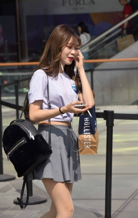 街拍抽烟的短裙肉丝袜小姐姐