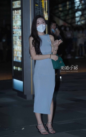 蓝色开叉裙…