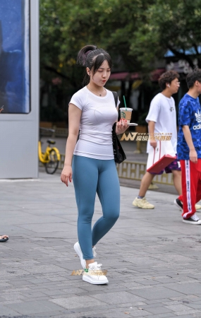 浅蓝色瑜伽裤美女