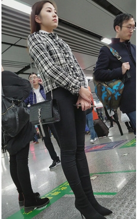地铁里的黑裤美女