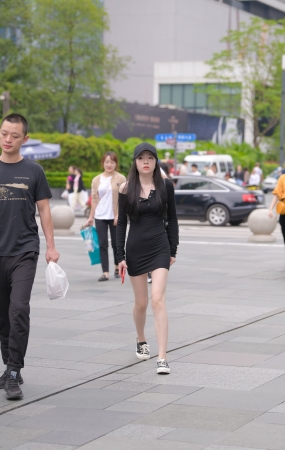 白皙美腿，连体包屯裙小姐姐