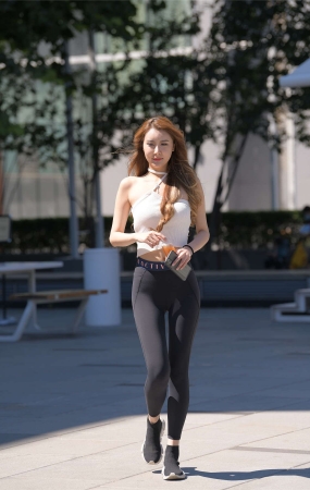 一只麋鹿摄影作品 黑色紧身裤美女