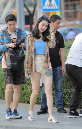 热裤美眉