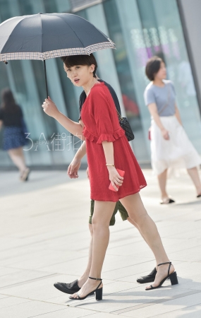 长腿丰乳短发美少妇-16P